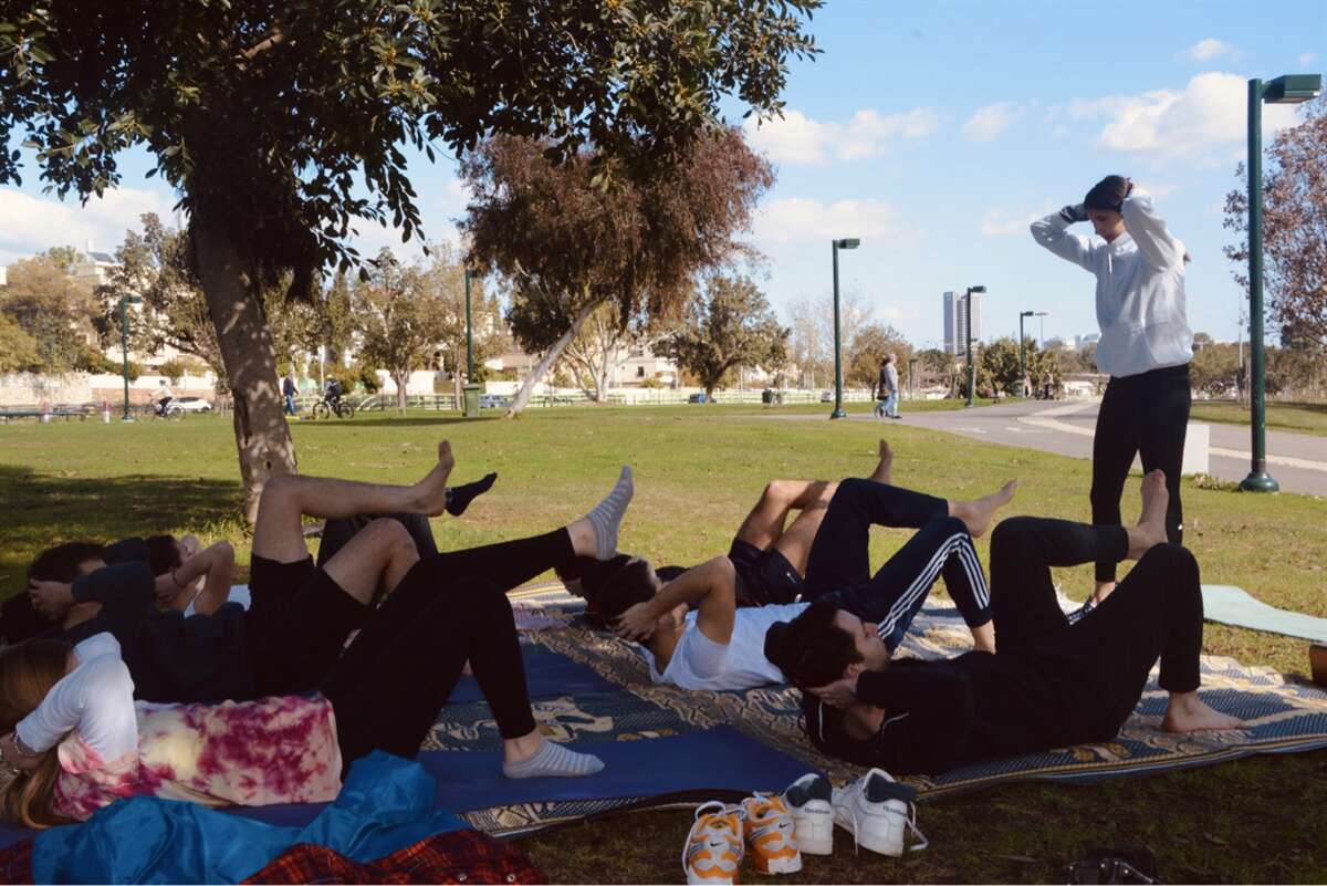 שיעור פילאטיס עם הדר בפארק הירקון